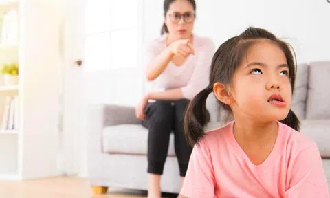 Con cái sẽ càng hư nếu như cha mẹ còn dạy theo kiểu này